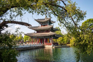 14 Nisan 2011 'de Çin' in Lijiang kentindeki Kara Ejder Havuzu 'ndaki Suocui Köprüsü' ndeki tapınak.