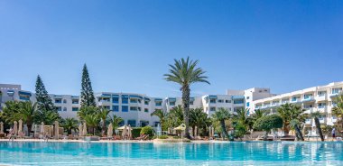 18 Mart 2024 'te Belleview Park Otel, Port El Kantaoui, Tunus' ta güneş panoramik yüzme havuzu ve palmiye ağaçları görüldü.