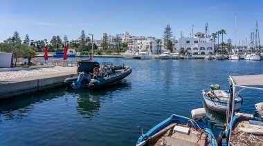 Marina, 18 Mart 2024 'te Tunus, Port El Kantaoui' de yat ve polis botlarıyla