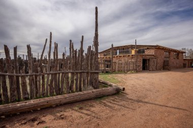 18 Nisan 2024 'te ABD' nin Arizona kentindeki Hubbell Ticaret Merkezi 'ndeki ahır ve ağılda.