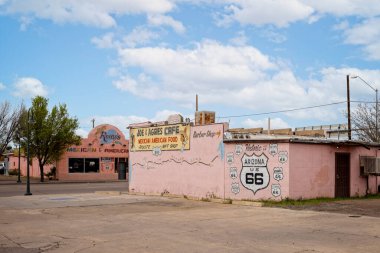 18 Nisan 2024 'te ABD' nin Holbrook kentindeki Joe & Aggies Kafe 'nin duvarında 66. Yol tabelası