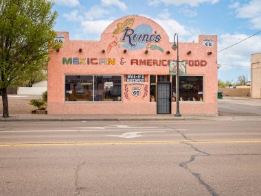 18 Nisan 2024 'te ABD' nin Holbrook kentindeki Romo 'nun kafesinin duvarında 66 numaralı yol işareti var.