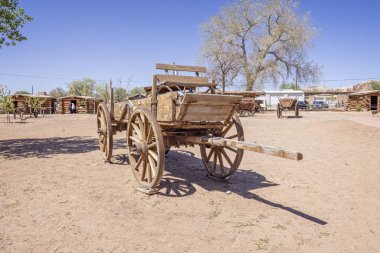 Bluff, Utah, ABD 'deki tarihi Bluff Kalesi' nde 21 Nisan 2024 'te açık bir vagon sergileniyor.