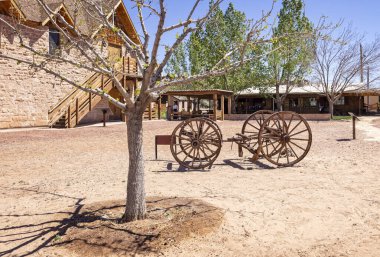 Bluff, Utah, ABD 'deki tarihi Bluff Kalesi' nde 21 Nisan 2024 'te açık bir vagon sergileniyor.