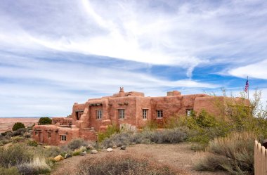 18 Nisan 2024 'te ABD' nin Arizona eyaletindeki Petrified Forest Ulusal Parkı 'ndaki Boyalı Çöl Oteli Ulusal Tarihi Tarihi Tarihi Tarihi Tarihi Tarihi