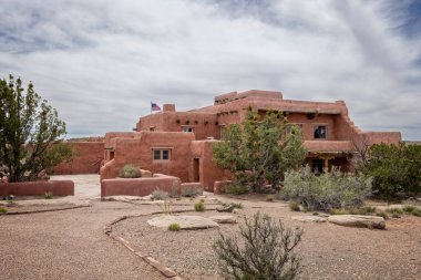 18 Nisan 2024 'te ABD' nin Arizona eyaletindeki Petrified Forest Ulusal Parkı 'ndaki Boyalı Çöl Oteli Ulusal Tarihi Tarihi Tarihi Tarihi Tarihi Tarihi