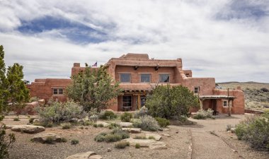 18 Nisan 2024 'te ABD' nin Arizona eyaletindeki Petrified Forest Ulusal Parkı 'ndaki Boyalı Çöl Oteli Ulusal Tarihi Tarihi Tarihi Tarihi Tarihi Tarihi