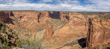 İkonik Örümcek Kayası Panoraması - 19 Nisan 2024 'te ABD' nin Arizone kentindeki Canyon de Chelly Ulusal Anıtı 'nın güney kenarından görülen yüksek bir kumtaşı kulesi.