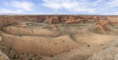 Panoramik manzara 18 Nisan 2024 'te ABD' nin Arizona kentinin güneyindeki Canyon de Chelly Ulusal Anıtı 'nın kumtaşı duvarlı kanyonuna bakıyor.