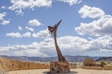 20 Nisan 2024 'te ABD' nin Colorado kentindeki Mesa Verde Ulusal Parkı ziyaretçi merkezinin dışında Eskiler adındaki uçuruma tırmanan atadan kalma bir Puebloan heykeli.