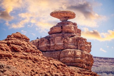 Meksika Şapka Kayası - 21 Nisan 2024 'te Utah, ABD' de sombrero şekilli kaya oluşumu