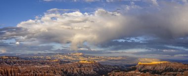 24 Nisan 2024 'te ABD' nin Utah eyaletindeki Bryce Canyon Ulusal Parkı 'nda güneş batarken Bryce Canyon amfi tiyatrosunun panoramik görüntüsü