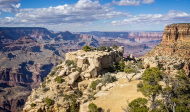 28 Nisan 2024 'te Güney Rim, Arizona, ABD' deki Çöl manzaralı Moran Point 'ten Büyük Kanyon' un dramatik manzarası