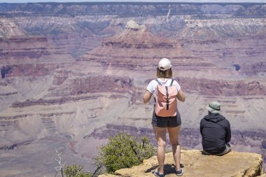 Genç adam ve kadın 29 Nisan 2024 'te ABD' nin güney ucundaki Büyük Kanyon 'a doğru tehlikeli bir şekilde tünediler.