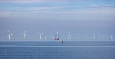 Endeavour 'un 21 Mayıs 2024' te Liverpool, Lancashire yakınlarındaki Crosby Sahili açıklarında rüzgar türbinleri kurduğu kıyı rüzgârı çiftliği.