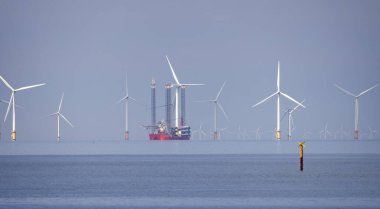 Endeavour 'un 21 Mayıs 2024' te Liverpool, Lancashire yakınlarındaki Crosby Sahili açıklarında rüzgar türbinleri kurduğu kıyı rüzgârı çiftliği.