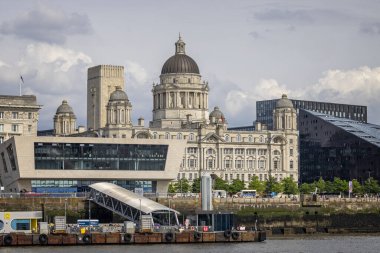 Liverpool Limanı ve kıyıdaki Mersey Feribot Terminali 21 Mayıs 2024 'te Mersey, Liverpool, Merseyside, İngiltere' den görüldü.