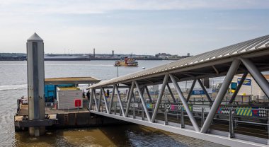 Dazzle Feribotu 21 Mayıs 2024 'te Merseyside, İngiltere' deki Liverpool rıhtımına demir atmak üzere gelen Mersey Feribot rampası.