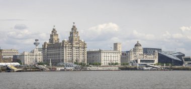 Mersey Nehri 'nden görülen Üç Grace' in panoramik görüntüsü - Kraliyet Karaciğer Binası, Cunard Binası ve Liverpool Limanı, 21 Mayıs 2024 'te İngiltere' nin Merseyside kentindeki Liverpool limanında görüldü.