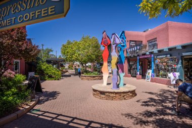 Sedona, Arizona, ABD 'de 1 Mayıs 2024 tarihinde renkli modern sanat heykelleri