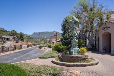 Caduceus bronz heykeli veya tıp sembolü olan Melek heykeli 1 Mayıs 2024 'te Sedona, Arizona, ABD' deki 89A numaralı eyalet otoyolunda