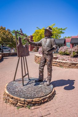Sedona 'nın yukarısında 1 Mayıs 2024' te Sedona, Arizona, ABD 'de arka planda Red Rock popoları olan dükkanlar