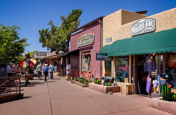 stock image Uptown Sedona shops with red rock buttes in background in Sedona, Arizona, USA on 1 May 2024