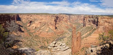 İkonik Örümcek Kayası Panoraması - 19 Nisan 2024 'te ABD' nin Arizone kentindeki Canyon de Chelly Ulusal Anıtı 'nın güney kenarından görülen yüksek bir kumtaşı kulesi.