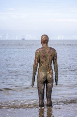 Antony Gormley Demir Adam üssü 21 Mayıs 2024 'te İngiltere' nin Liverpool kenti yakınlarındaki Crosby Sahili 'ndeki açık deniz rüzgar çiftliğine bakıyor.