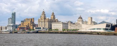 21 Mayıs 2024 'te Liverppol' ün Mersey Nehri 'nden Liverpool, Merseyside, İngiltere' de görülen panoramik şehir manzarası