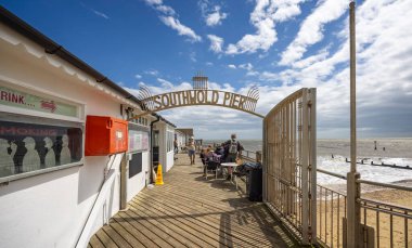 Southwold Pier rıhtımı ve imzası 14 Haziran 2024 'te Southwold, Suffolk, İngiltere' de.