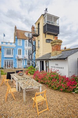 15 Haziran 2024 'te Aldeburgh, Suffolk, İngiltere sahilindeki demir sarmal merdiveni ve Aldeburgh Plajı Gözcüsü