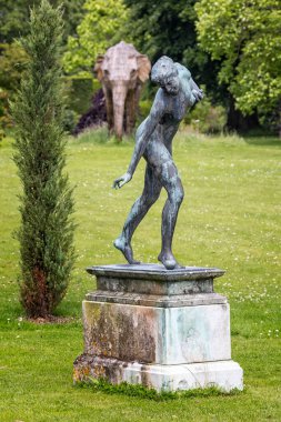 16 Haziran 2024 'te İngiltere' nin Suffolk kentindeki Somerleyton Hall bahçesinde Gustav Natorp 'un çıplak Atlanta heykeli