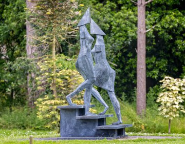 16 Haziran 2024 'te Suffolk, İngiltere' deki Somerleyton Hall 'daki bahçelerde bulunan modern merdivenlerin heykelini kapatın.