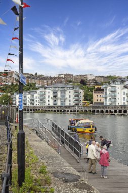 Bristol Feribotu Emily, 9 Temmuz 2024 'te İngiltere' nin Bristol limanındaki SS Büyük Britanya durağından yolcuları almaya geliyor.