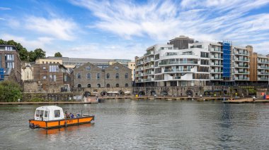 Bristol limanı feribotu 9 Temmuz 2024 'te Bristol limanından geçiyor.