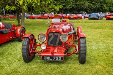 Kırmızı 1935 Aston Martin Ulster yarış arabaları 8 Haziran 2024 'te İngiltere' nin Corsham kentindeki Pink Floyd davulcusu Nick Masons 'un evinde Le Mans' da sergilendi.