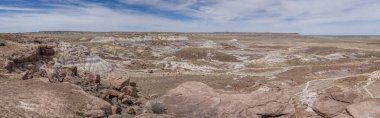 17 Nisan 2024 'te ABD' nin Arizona eyaletindeki Petrified Forest Ulusal Parkı 'ndaki Blue Mesa patikasından Petrified Forest Ulusal Parkı manzarasının panoramik görüntüsü.