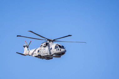 Kraliyet Donanması Merlin helikopteri 3 Eylül 2024 'te Westward Ho sahilinde uçuyor.