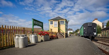 3 Eylül 2024 tarihinde Devon, İngiltere 'deki Bideford Heritage Demiryolu Merkezi' nde antika sinyal kutusu ve demiryolu vagonları