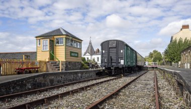 3 Eylül 2024 tarihinde Devon, İngiltere 'deki Bideford Heritage Demiryolu Merkezi' nde antika sinyal kutusu ve demiryolu vagonları