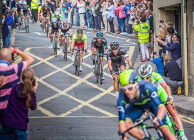 Bradley Wiggins 'in de aralarında bulunduğu bisiklet yarışçıları 12 Eylül 2014' te İngiltere 'nin Avon kentindeki Bradford bisiklet yarışında Market Street Hill' in dibinde bükülüyorlar.