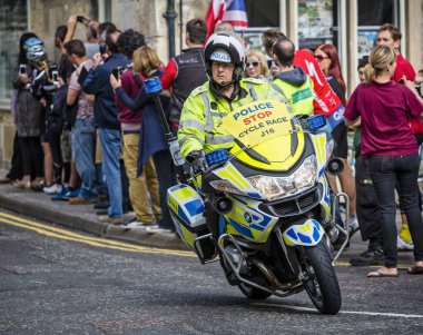 İngiltere 'nin Avon, Wiltshire kentinde 12 Eylül 2014 tarihinde gerçekleştirilen Bradford bisiklet yarışı için polis eşliğinde motosiklet sürücüsü