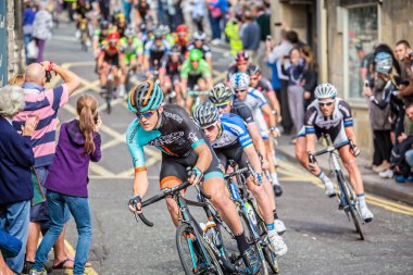 12 Eylül 2014 tarihinde İngiltere 'nin Avon şehrinde gerçekleştirilen İngiltere Bisiklet Turu' nda Market Caddesi 'nin aşağısındaki viraj almak da dahil olmak üzere bisiklet yarışçılarına yakın çekim