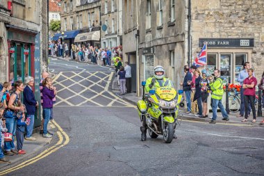 İngiltere 'nin Avon, Wiltshire kentinde 12 Eylül 2014 tarihinde gerçekleştirilen Bradford bisiklet yarışı için polis eşliğinde motosiklet sürücüsü