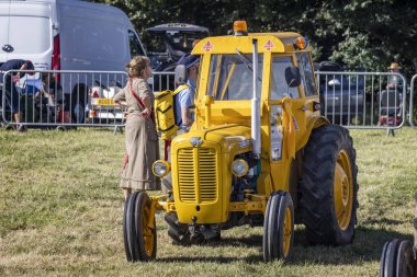 Massey Ferguson marka parlak sarı vintage traktörü 14 Eylül 2024 'te Somerset, İngiltere' deki Frome Cheese Show 'da sergilenmektedir.