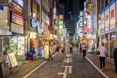 23 Eylül 2023 'te Shinjuku, Tokyo, Japonya' daki Sanbangai Bulvarı boyunca parlak neon ışıkları ve restoranlar