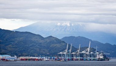 25 Eylül 2024 'te Japonya' nın Shizuoka kentindeki Fuji Dağı ve Shimizu limanının temeli bulutlarla örtüldü.