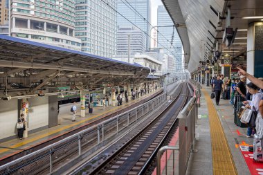 7 Ekim 2024 'te Tokyo İstasyonu' ndaki Shinkensen platformundan platformlar ve demiryolu hatları görüldü.