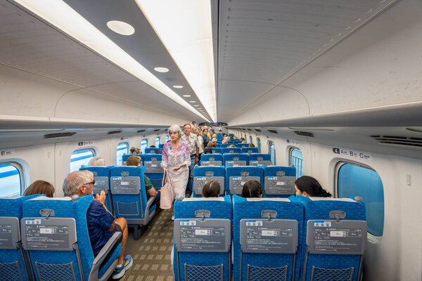 Пассажиры, садившиеся в японский поезд "Пуля" или "Синкенсен" на пути в Киото из Осаки 27 сентября 2024 года